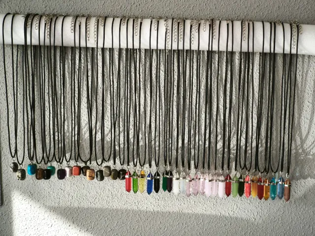 Collares con colgantes de cristal y de poedra.