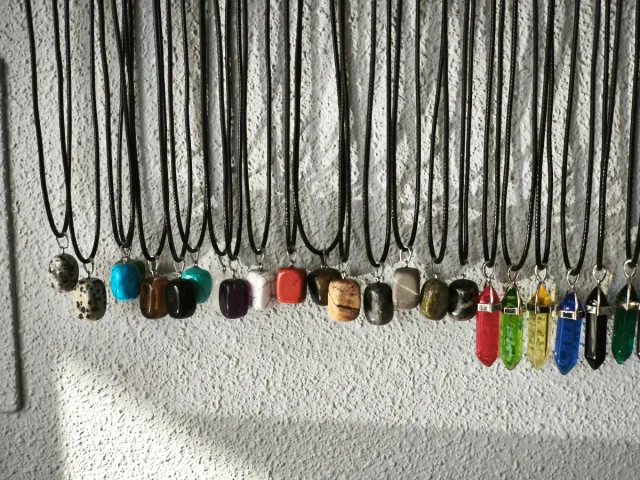 Collares con colgantes de cristal y de poedra.