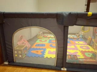 Parque de juegos infantil. Tiene dos entradas.