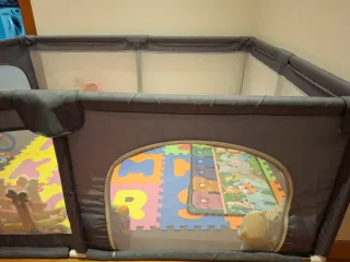 Parque de juegos infantil. Tiene dos entradas.