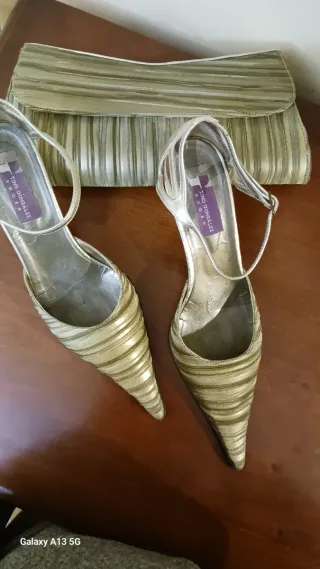 Zapatos de tacón y bolso de fiesta