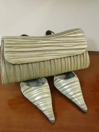 Zapatos de tacón y bolso de fiesta