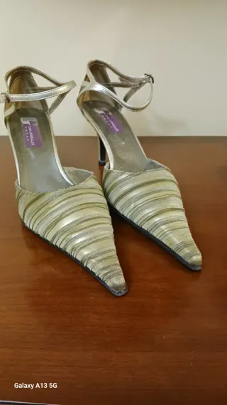 Zapatos de tacón y bolso de fiesta