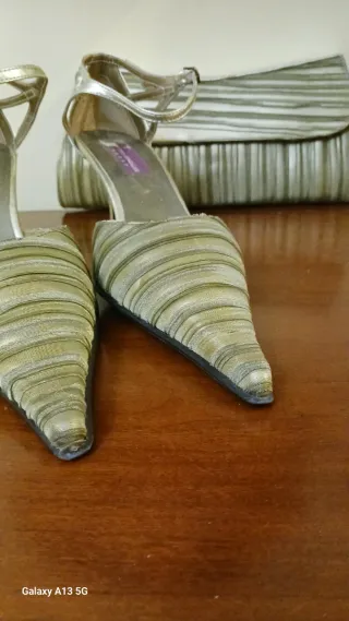 Zapatos de tacón y bolso de fiesta