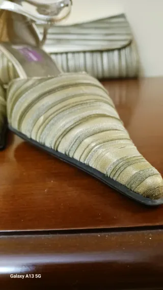 Zapatos de tacón y bolso de fiesta