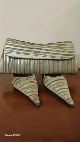 Zapatos de tacón y bolso de fiesta