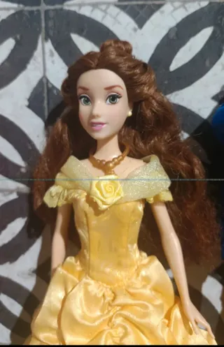Muñeca Bella Vestido Amarillo