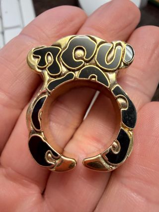 Anillo Tous Sello Dorado y Negro Ajustable
