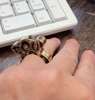 Anillo Tous Sello Dorado y Negro Ajustable