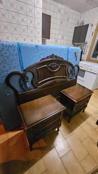 Somier con cabecero y 2 mesitas