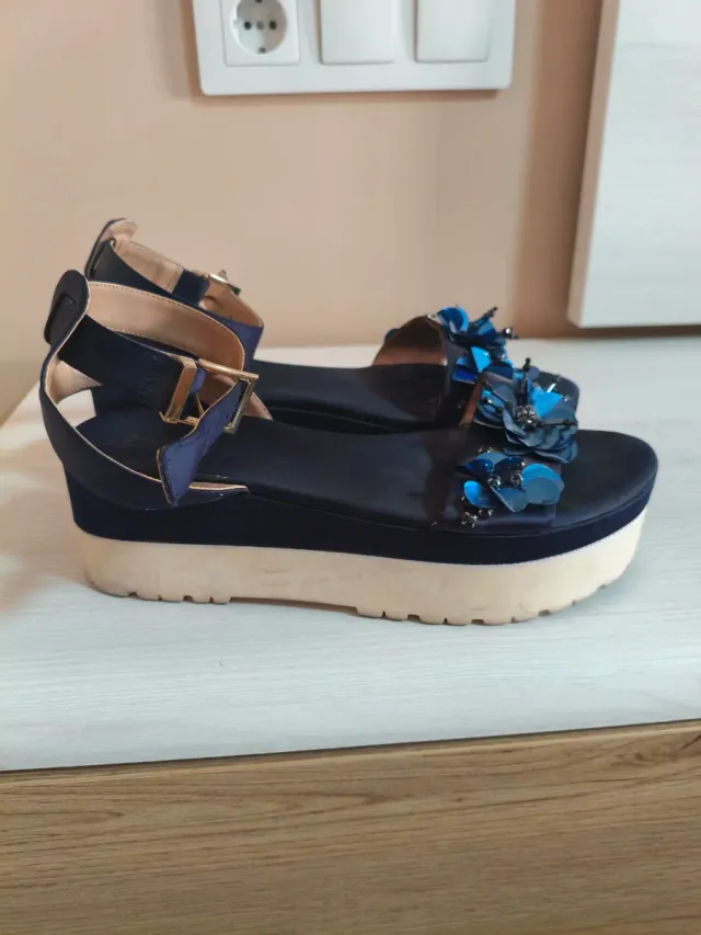 Sandalias azules con flores
