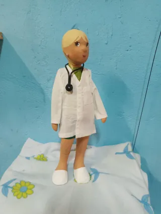 Muñeca enfermera/doctora papel maché