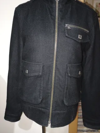 Cazadora de hombre negra