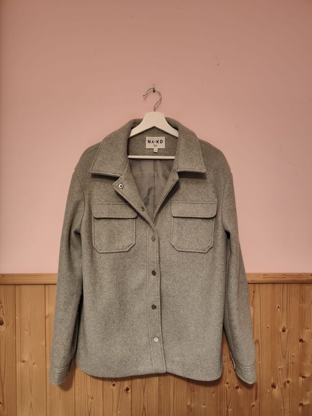 Sobrecamisa gris NA-KD 🌷