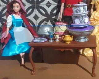 Mesa y sillón y accesorios Bella y Bestia