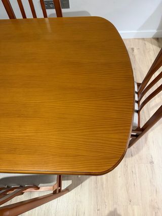 Mesa de comedor de madera con 6 sillas