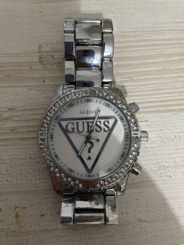 Reloj Guess Plateado con Bisel Brillante