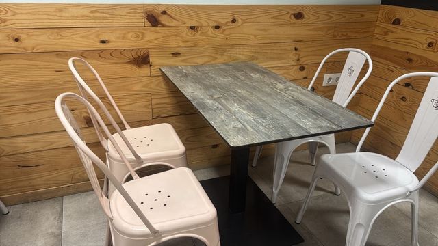 Mesa y 4 Sillas Metálicas /5 juegos