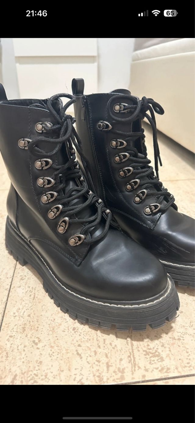 Botas militares negras con cordones