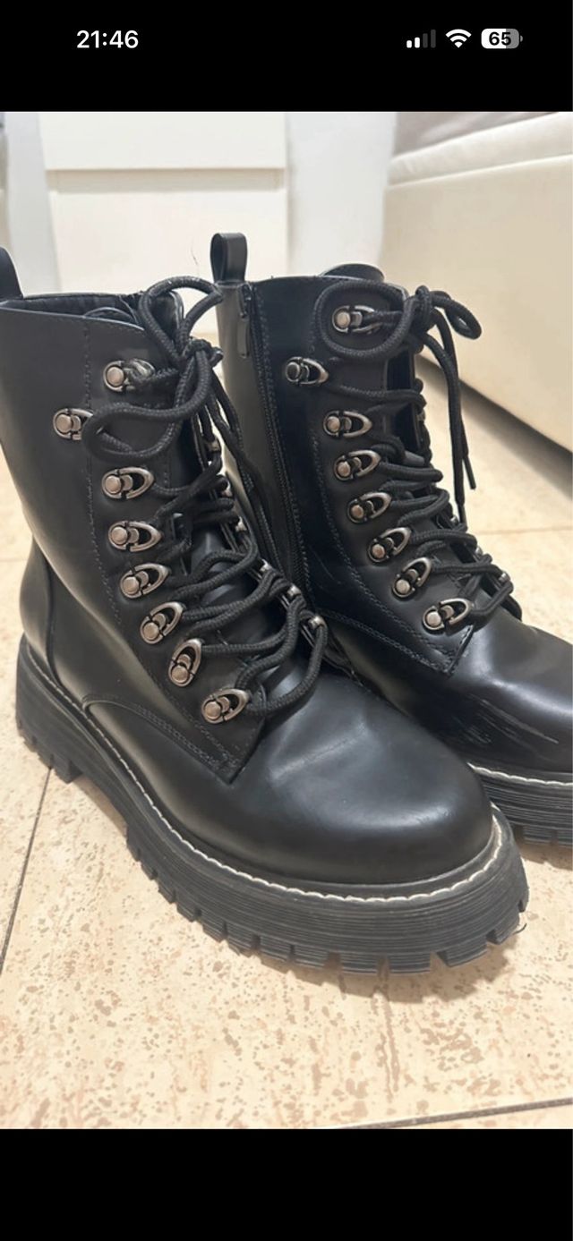 Botas militares negras con cordones