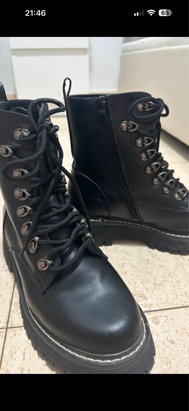 Botas militares negras con cordones