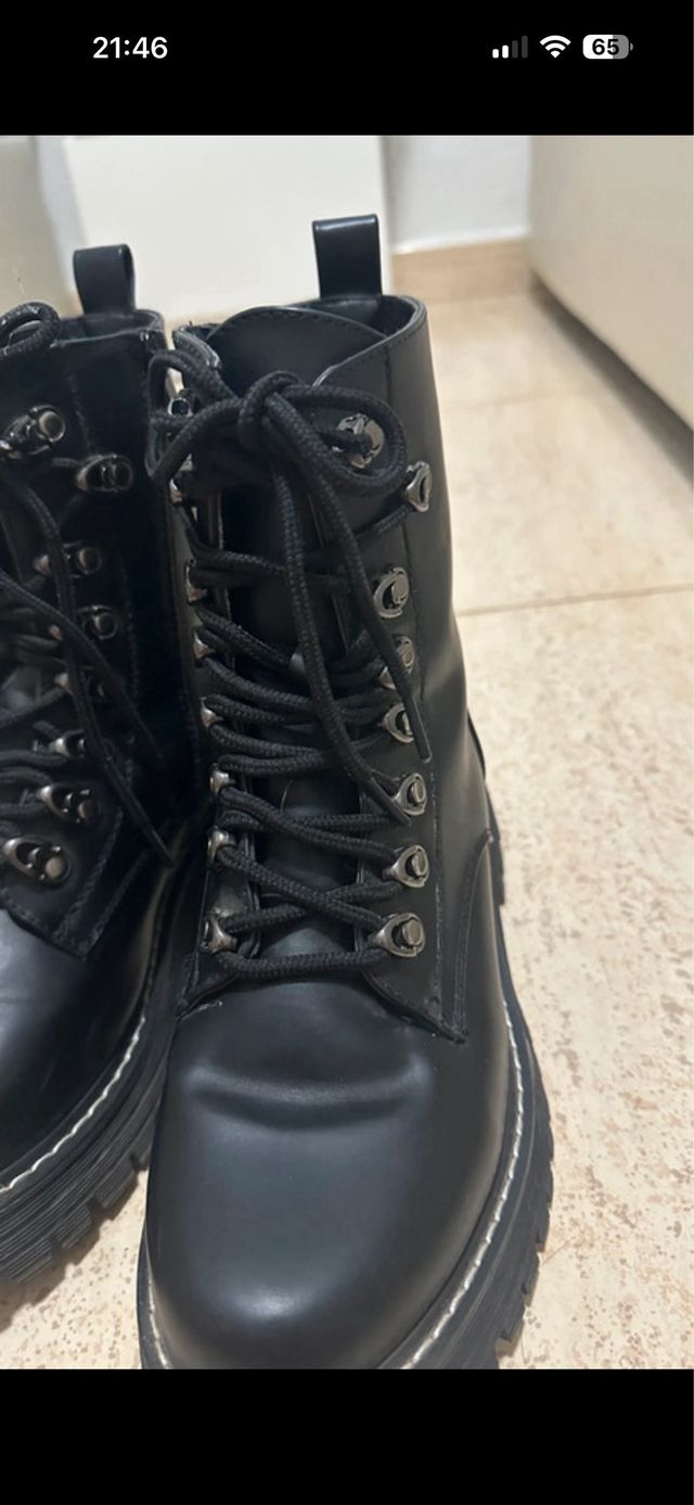 Botas militares negras con cordones