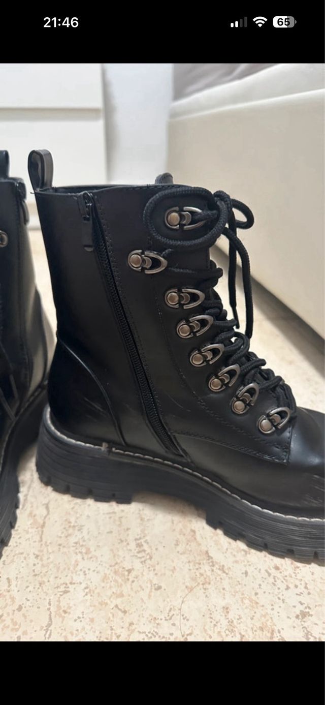Botas militares negras con cordones