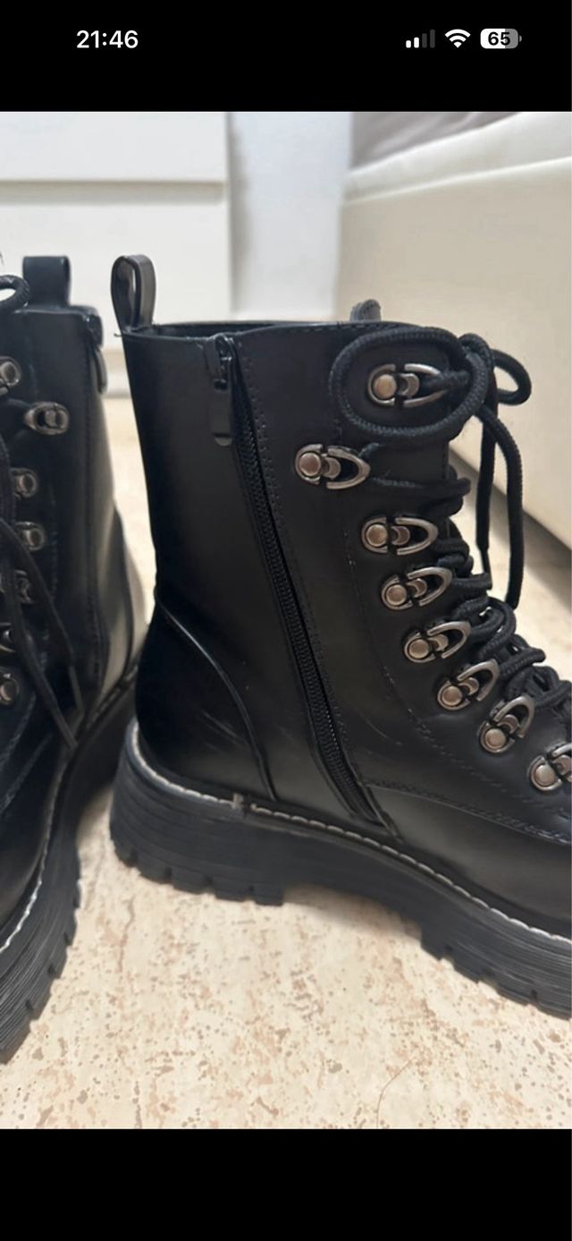 Botas militares negras con cordones