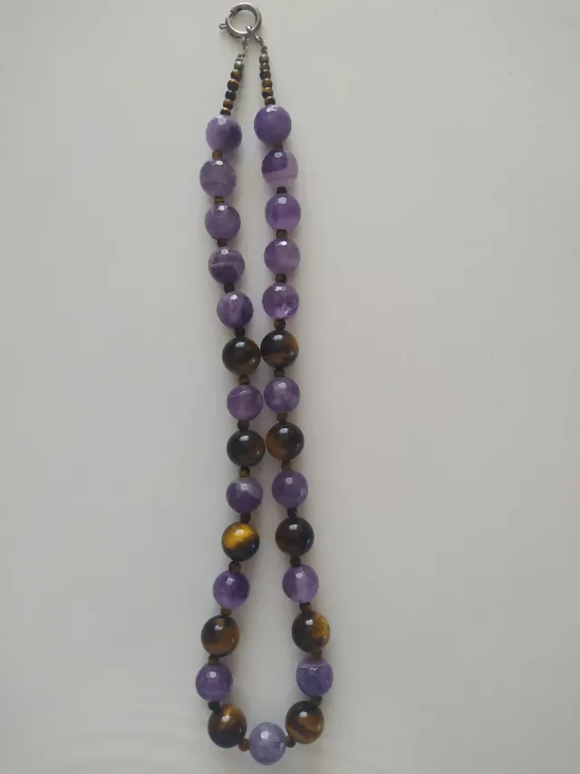 Elegante collar de piedras originales