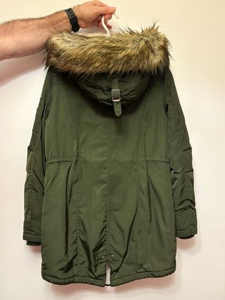 Abrigo padding verde con capucha y pelo