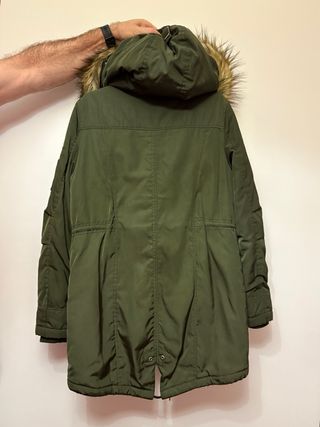 Abrigo padding verde con capucha y pelo