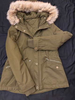 Parka Zara con capucha y chaqueta interior. XS