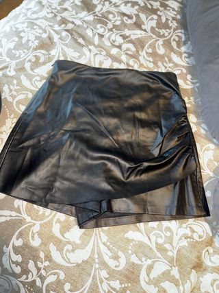 Minifalda efecto piel negra