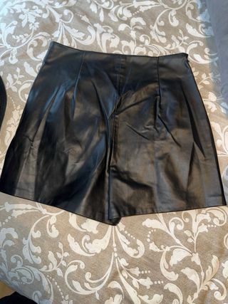 Minifalda efecto piel negra