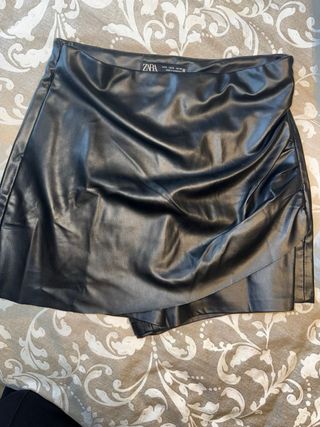 Minifalda efecto piel negra