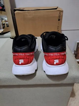 Zapatillas deportivas Fila hombre negras y rojo