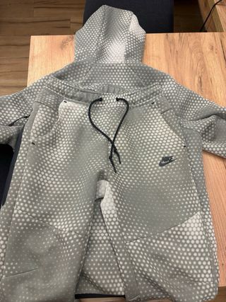 Nike Tech Gris y Blanco