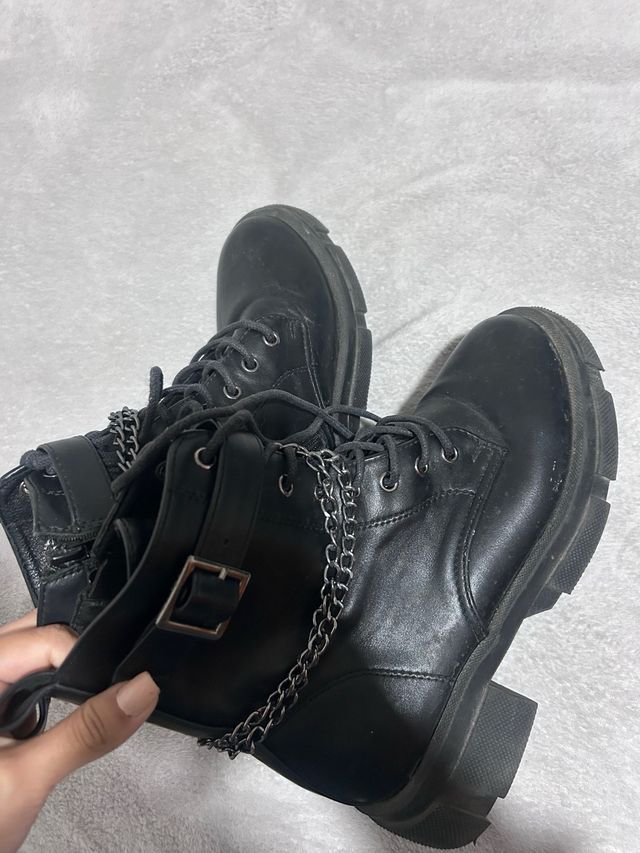 Botas negras con cadena y hebilla