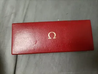 Caja de reloj Omega roja