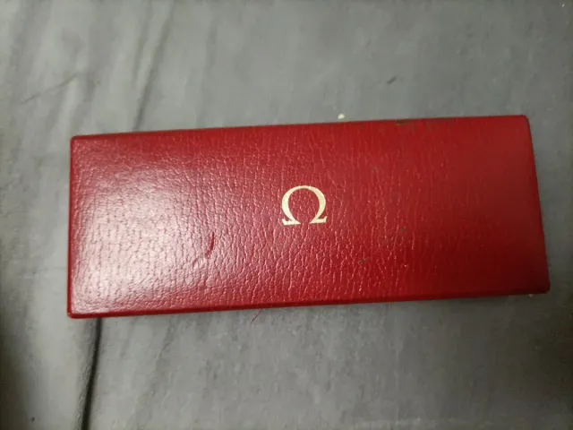 Caja de reloj Omega roja