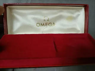 Caja de reloj Omega roja