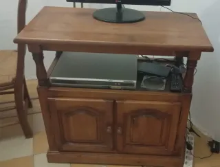 Mesa de TV de madera con armario