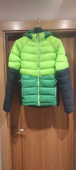 Plumífero verde y negro con capucha