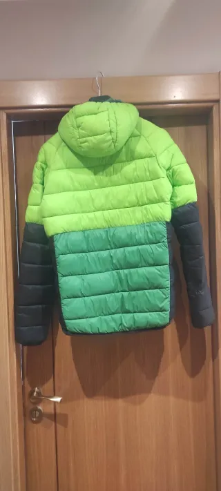 Plumífero verde y negro con capucha