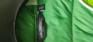 Plumífero verde y negro con capucha