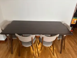 Mesa de comedor de madera oscura