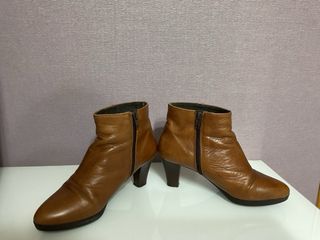 Botines de piel marrón