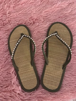 Chanclas playeras con abalorios