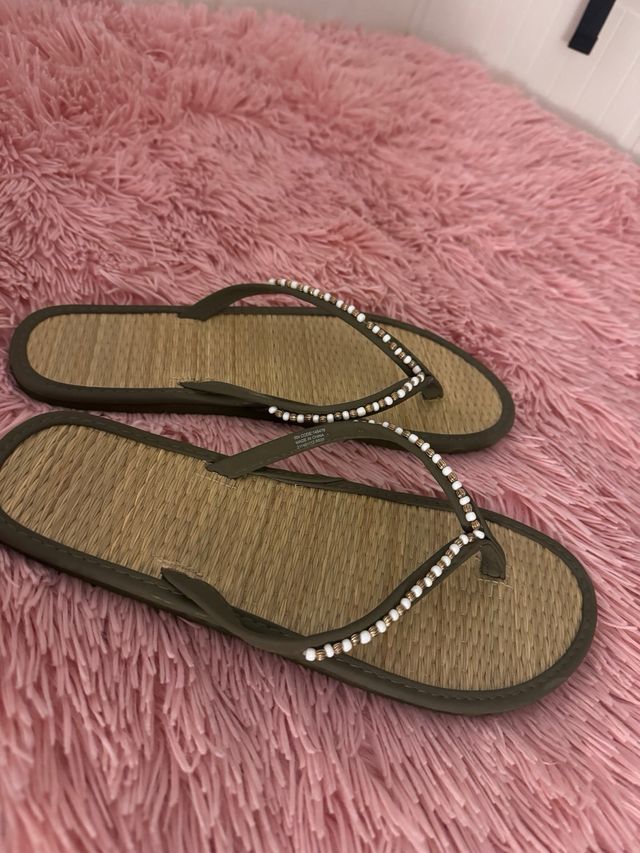 Chanclas playeras con abalorios