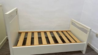 Cuna convertible con cómoda y cambiador